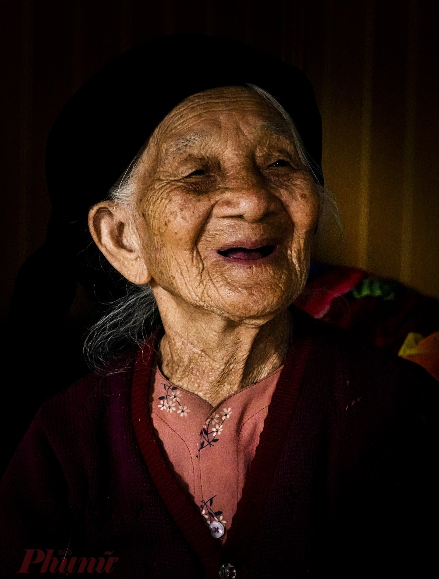 Cụ Trần Thị Họa dù tuổi đã cao nhưng vẫn cực kì khỏe mạnh và minh mẫn.