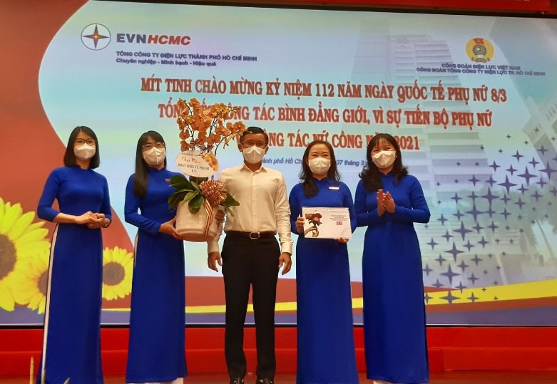 Ông Nguyễn Duy Quốc Việt - Phó tổng giám đốc EVNHCMC tặng hoa chúc mừng Ban nữ công Công đoàn EVNHCMC - Ảnh: EVNHCMC