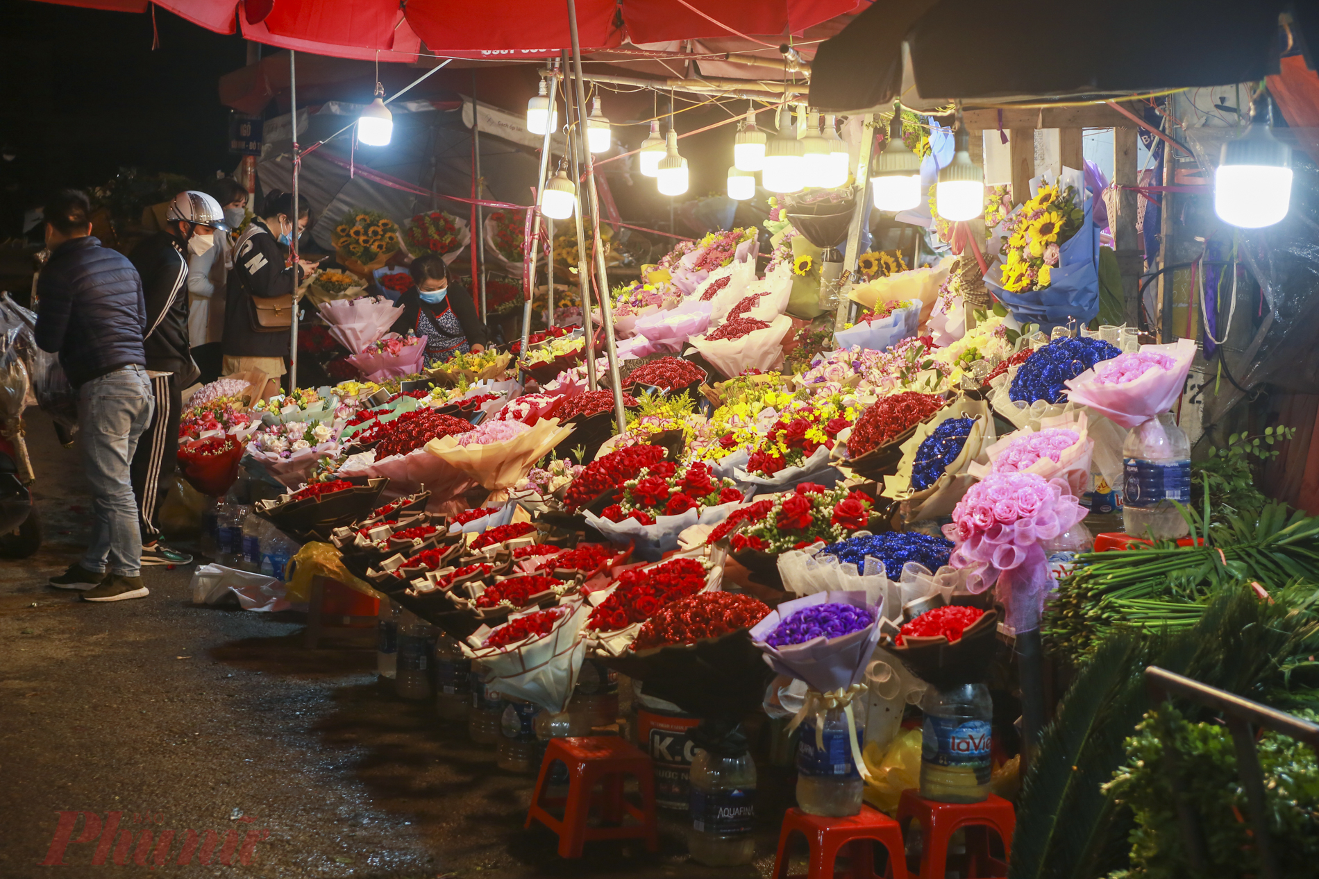 Chợ hoa Quảng An vẫn là điểm đến quen thuộc của nhiều người vào những ngày đặc biệt do có nhiều mặt hàng đa dạng, phong phú, giá cả hợp lý.
