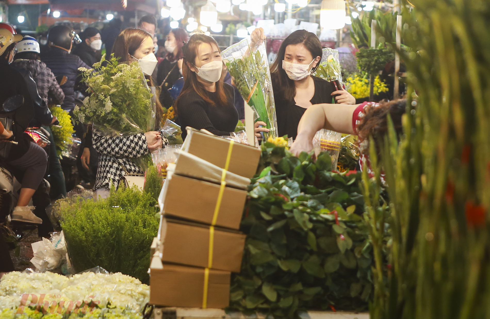 Các bạn trẻ đã có mặt tại chợ Quảng Bá để chọ cho mình những bó hoa đẹp nhất.
