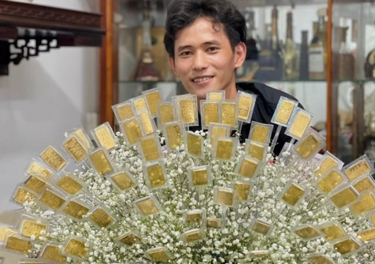 Bó hoa kết bằng 100 chỉ vàng thật ước tính hơn 7 tỷ đồng của một đại gia ở Cần Thơ tặng vợ đang xôn xao cộng đồng. Trong ảnh là người làm ra bó hoa.