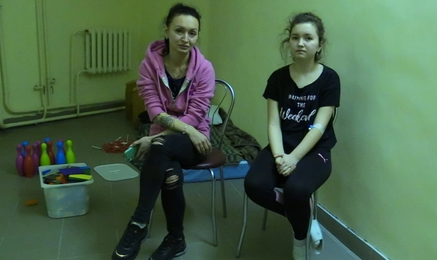 Em Kira và Mary Rintik trong tầng hầm của Bệnh viện Nhi đồng 7 ở Kyiv [Mansur Mirovalev / Al Jazeera]