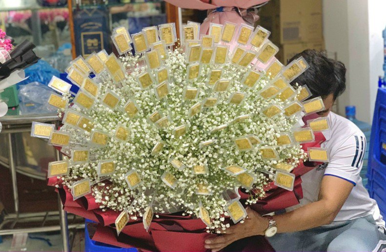 Bó hoa đính 100 cây vàng của người chồng ở Cần Thơ khiến cư dân mạng xôn xao. Ảnh: Minh Điền.