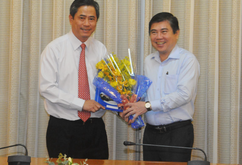 Ông Dương Thanh Tùng (trái) nhận quyết định bổ nhiệm Tổng giám đốc Đài truyền hình TPHCM 