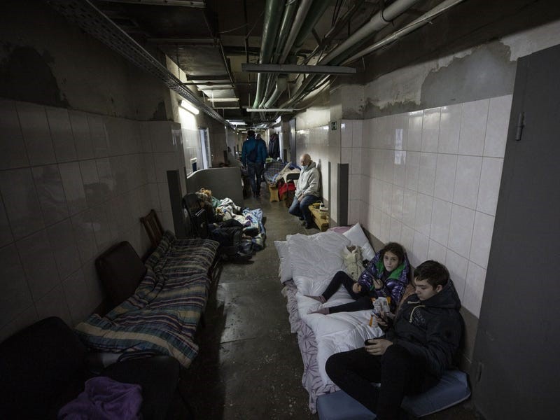 Phụ nữ mang thai và trẻ sơ sinh được đưa đến nơi trú ẩn tại tầng hầm của một bệnh viện phụ sản ở thủ đô Kyiv của Ukraine vào ngày 2/3