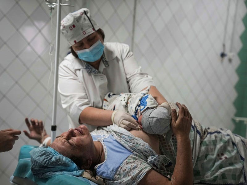 Một y tá phụ sản trao con cho một người phụ nữ vừa sinh tại bệnh viện phụ sản ở Mariupol, Ukraine vào ngày 1/3