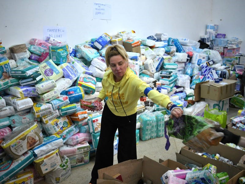 Một tình nguyện viên đóng gói hàng hóa cho trẻ em và trẻ sơ sinh tại một trung tâm quyên góp và phân phối ở Lviv, ngày 2/3