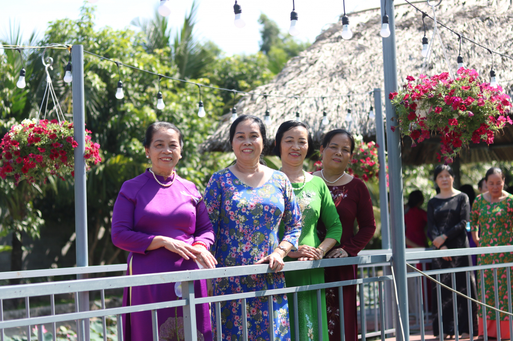 Các dì xúng xính áo dài hưởng ứng Lễ hội áo dài TP.HCM lần 8 - năm 2022. 