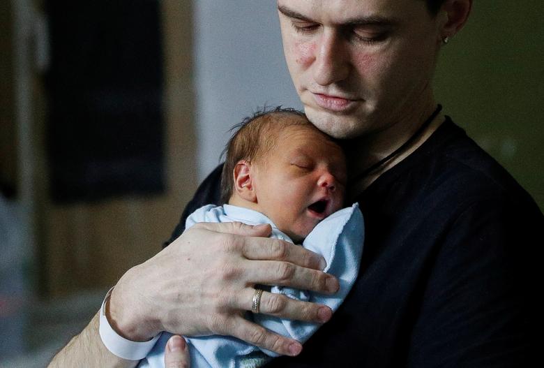 Người đàn ông bế vào lòng đứa con mới sinh của mình trú ẩn trong tầng hầm khi tiếng còi báo động của cuộc không kích vang lên ở Kyiv. Hơn tuần qua, các trung tâm y tế tại Ukraine luôn trong tình trạng hỗn loạn khi tiếp nhận bệnh nhân liên tục thiếu thốn điện nước…