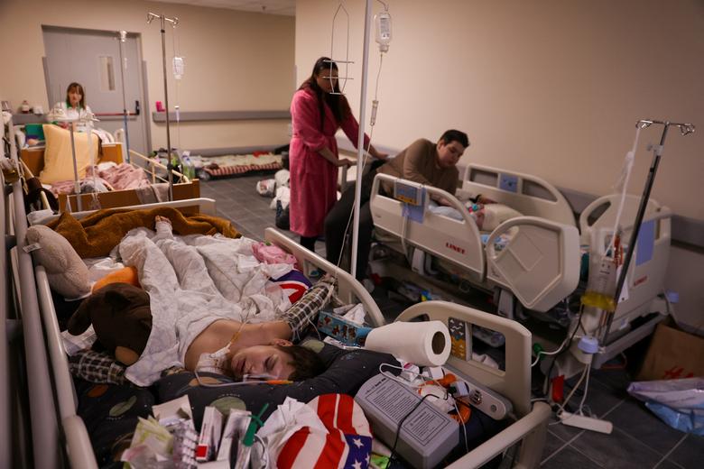 Các bệnh nhân trẻ em đang được điều trị đang được chuyển đến hành lang của tầng hầm của Bệnh viện Nhi đồng Okhmadet, tại Kyiv, Ukraine.
