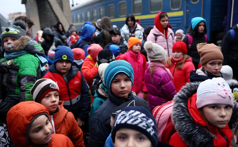 Một nhóm trẻ được sơ tán khỏi trại trẻ mồ côi ở Zaporizhzhia chờ lên xe buýt để di chuyển sang Ba Lan lánh nạn. Đây cũng là khung cảnh diễn ra thường xuyên trên khắp Ukraine xuyên suốt hơn 10 ngày qua.