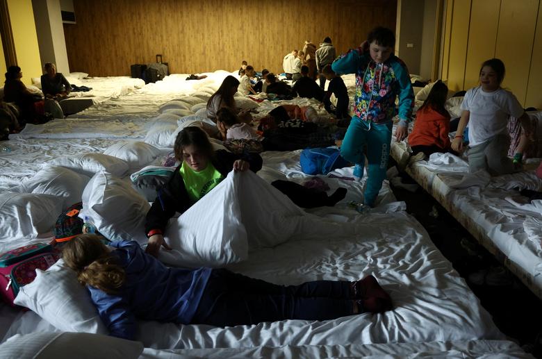 Đông đảo trẻ em từ các trại trẻ mồ côi cộng đồng Ukraine được nhìn thấy tại khách sạn Ossa gần Rawa Mazowiecka, Ba Lan. Bà Catherine Russell, Giám đốc điều hành Quỹ Trẻ em Liên Hiệp Quốc (UNICEF), cùng với Cao ủy Liên Hiệp Quốc về người tị nạn, Filippo Grandi, kêu gọi các quốc gia tiếp nhận các trẻ em Ukraine di tản, nhất là những em không có người thân đi kèm. 