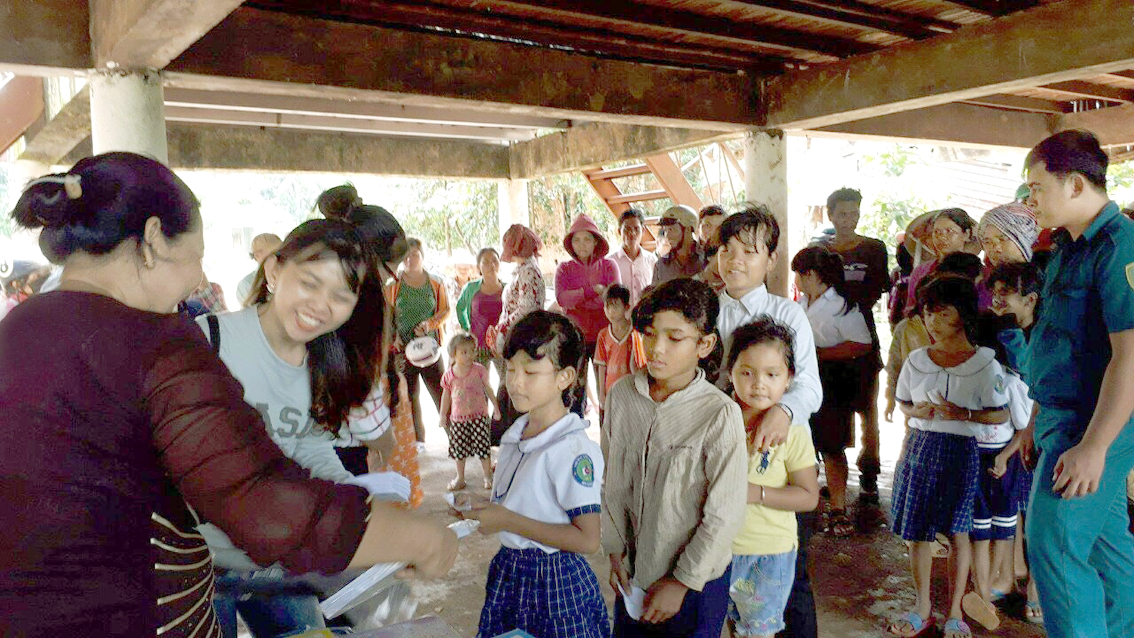 Bà N.T.H. (bìa trái) trong chuyến trao quà từ thiện tại Bình Phước 