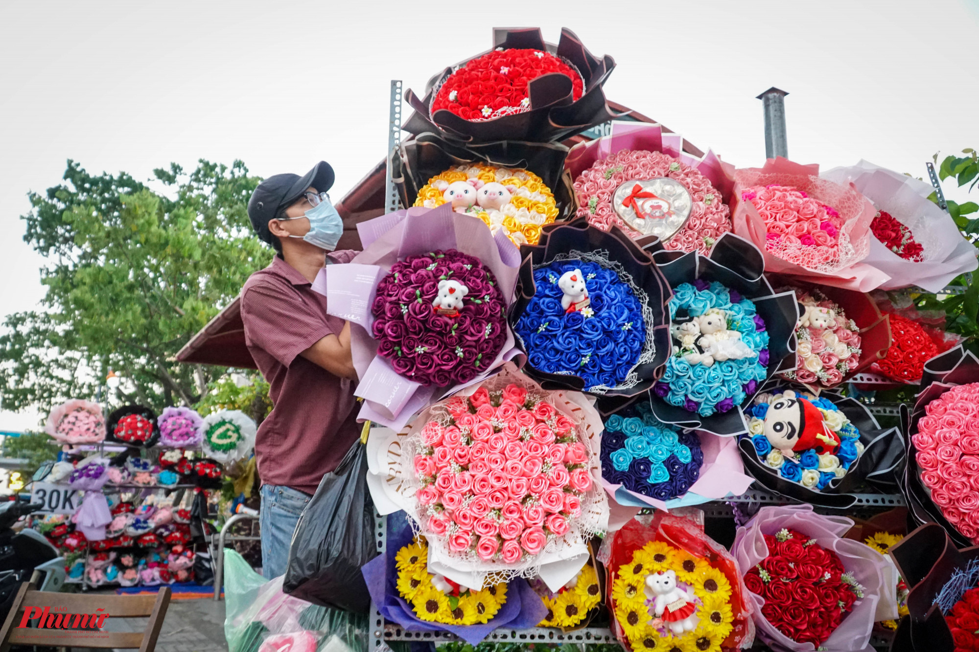 Còn theo anh Quang Bảo, 35 tuổi, ngụ Quận 1, chia sẻ: “Tôi theo mẹ bán hoa từ năm 15 tuổi, được một thời gian thì bán thay mẹ đến tận bây giờ, tính ra đã tròn 20 năm. Mùa 8/3 năm nay bán rất tệ, nhưng cũng có lý do của nó, phần vì 14/2 vừa qua, phần vì dịch bệnh bụng phát trở lại, mọi người lại e dè mua sắm”.