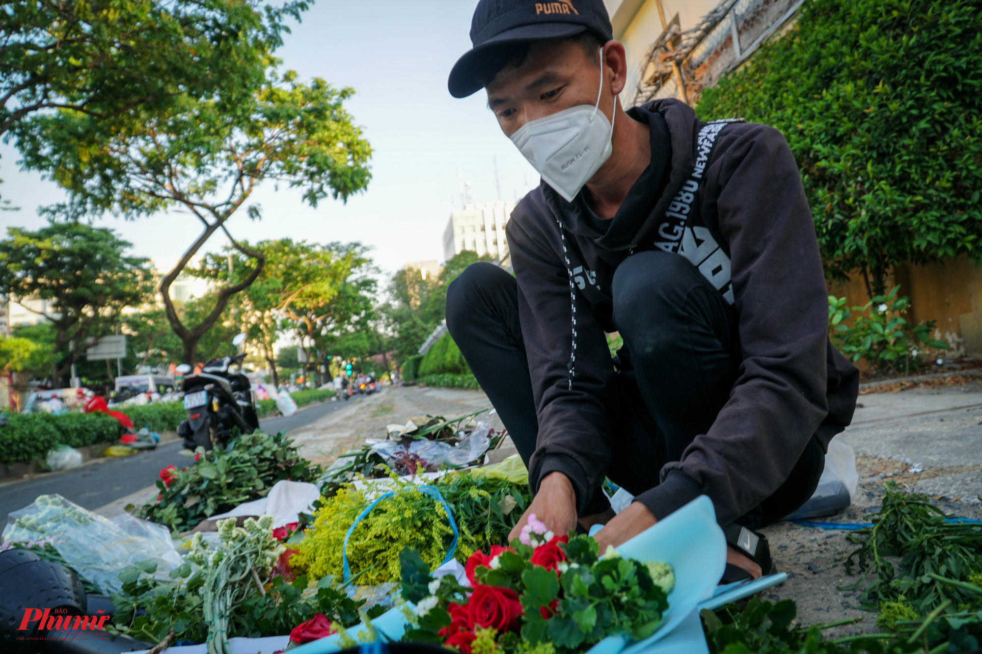 Anh Minh Tiến (quê quán Đồng Nai), cho biết: “Tôi và gia đình bán hoa tại điểm này cũng đã 7 năm, buôn bán lâu năm, nên cứ đến dịp lại bày ra bán, anh chị em các sạp kế bên cũng tôn trọng nhau, không ai tranh giành chỗ bán hay làm luật gì”.