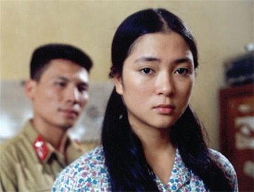 Trước khi đăng quang hoa hậu, Nguyễn Thị Huyền từng tham gia phim ảnh. Chị đóng vai Hương trong phim Thời xa vắng, phát hành năm 2003, đạt giải Cánh diều bạc 