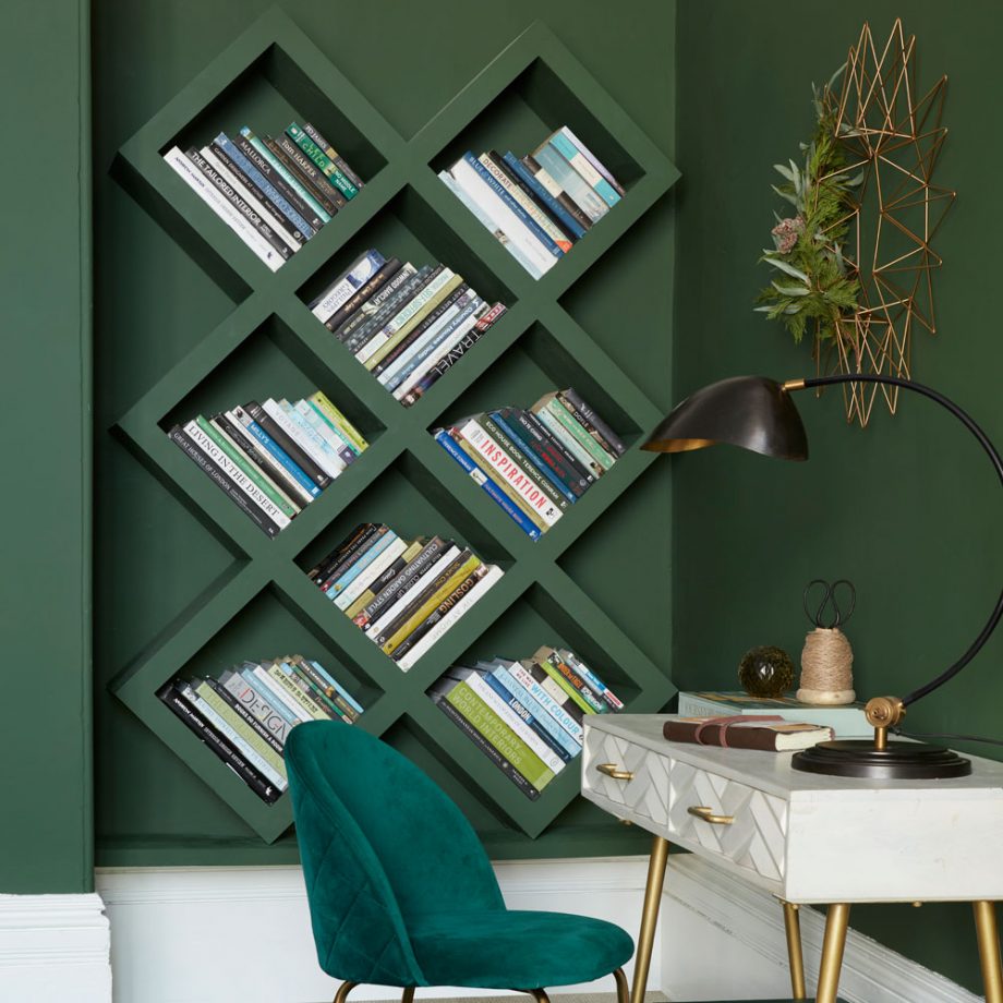 Biến một góc tường khó xử thành một cơ hội lưu trữ với sự sắp xếp tùy chỉnh. Sử dụng các hình khối hoặc kệ hình hộp bằng gỗ thông thường, nhưng thay vì cố định vào tường theo đường thẳng, hãy bố trí các kệ theo đường chéo. Sơn kệ cùng màu với tường để có cái nhìn sang trọng, hợp lý, sau đó lấp đầy những cuốn sách yêu thích của bạn - như được minh họa với ý tưởng phòng khách màu xanh lá cây trang nhã này .
