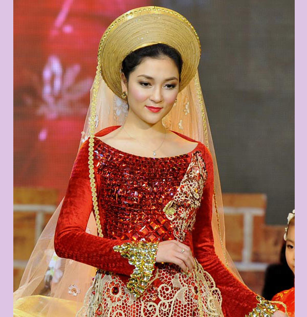 Hoa hậu Nguyễn Thị Huyền trong lần hiếm hoi trình diễn thời trang. 