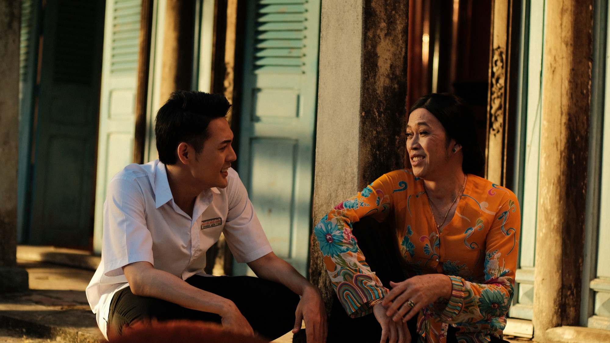 Hoài Linh và diễn viên Võ Đăng Khoa trên phim.
