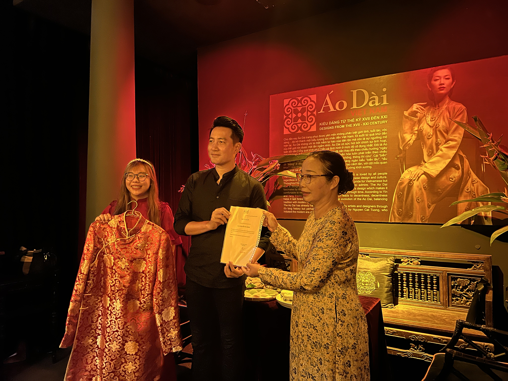 Sáng 9/3, ca sĩ Nguyễn Phi Hùng có mặt tại Bảo tàng Áo dài để trao tặng áo dài của anh, nhân sự kiện triển lãm Nối vòng tay lớn. Tại đây, bảo tàng trưng bày áo dài của những nhân vật có đóng góp tích cực trong cuộc chiến chống COVID-19 thời gian qua. 