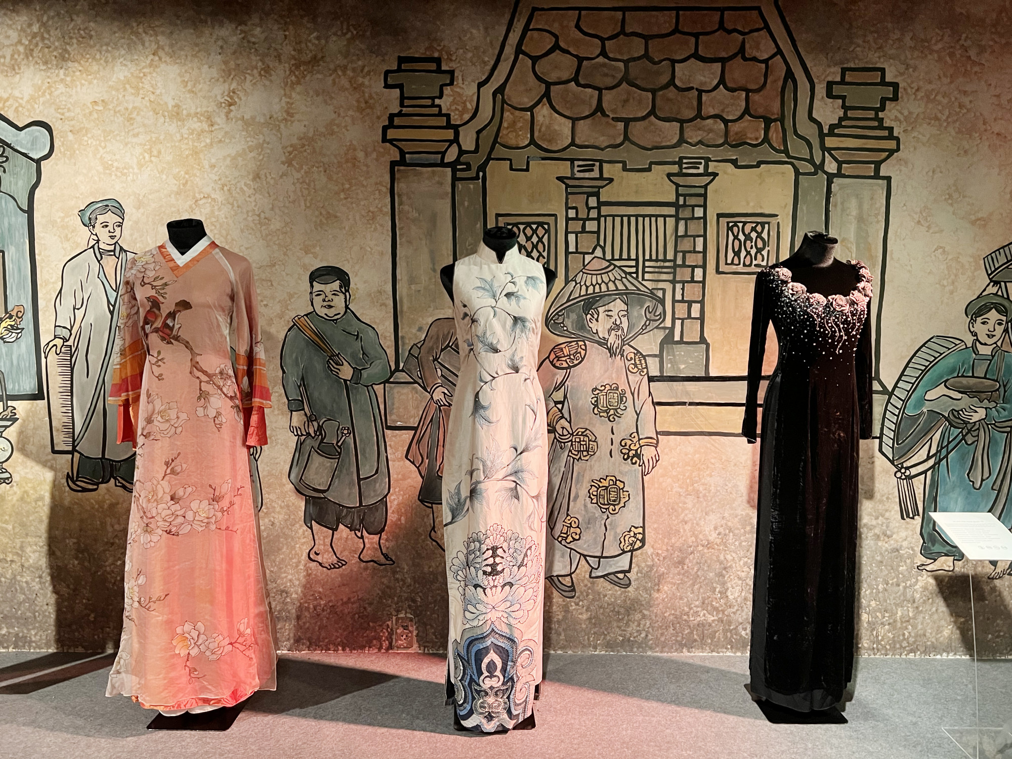 Những chiếc áo dài thể hiện sự giao thoa văn hoá.
