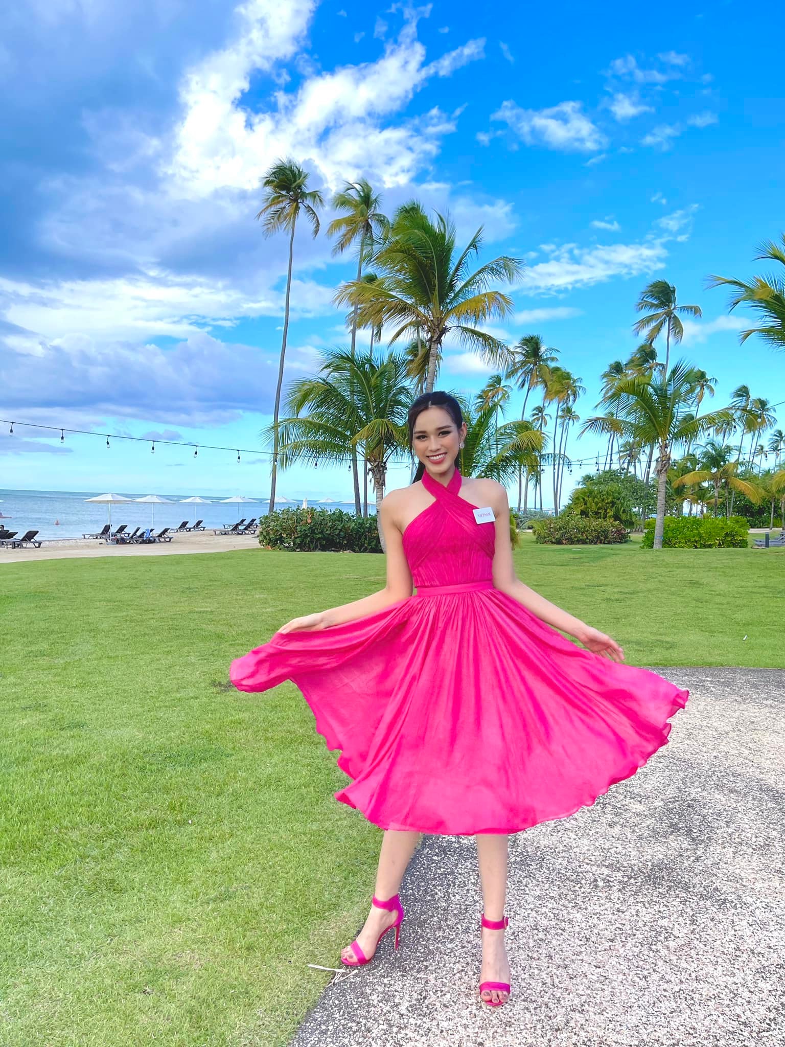 Đỗ Thị Hà duyên dáng với đầm màu hồng neon phối cùng giày cao gót đồng điệu màu sắc. 