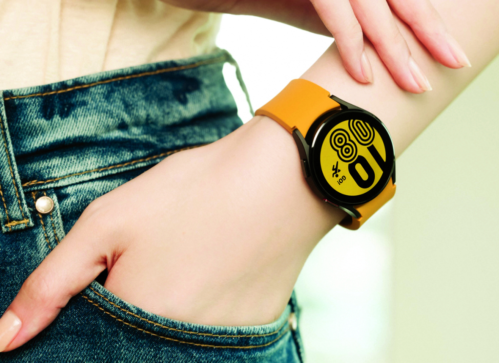 Samsung Galaxy Watch 4 với thiết kế trẻ trung, có giá khoảng 7 triệu đồng. Sản phẩm làm từ chất liệu chống thấm nước, đa dạng chức năng giúp người dùng quản lý công việc, tập luyện thể thao lẫn giải trí mọi lúc mọi nơi  - ẢNH: SAMSUNG