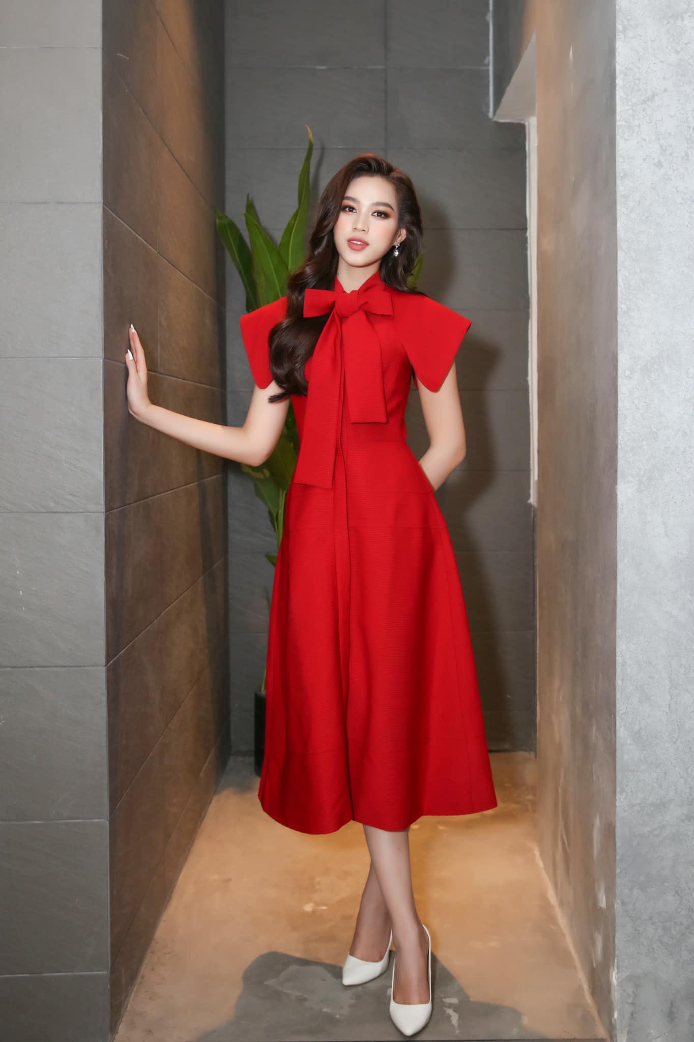 Trước đó, trong một buổi ghi hình phỏng vấn Đỗ Thị Hà chọn diện trang phục màu đỏ bắt mắt. chiếc váy mang phong cách thanh lịch
