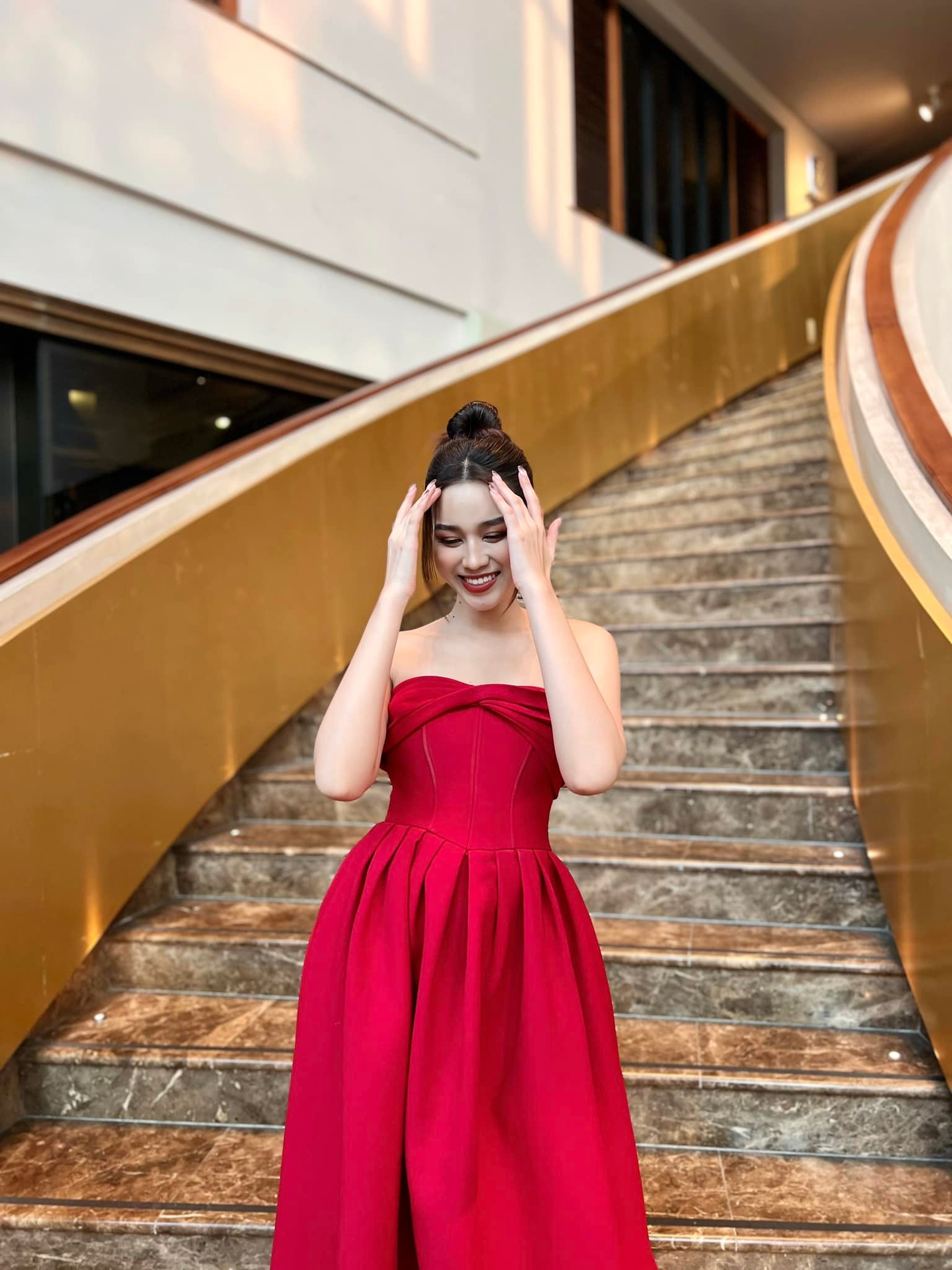 Màu đỏ là một trong những màu được Hoa hậu Việt Nam 2020 ưa chuộng. Trong một sự kiện gần đây, Đỗ Thị Hà diện váy đỏ cúp ngực gợi cảm, 