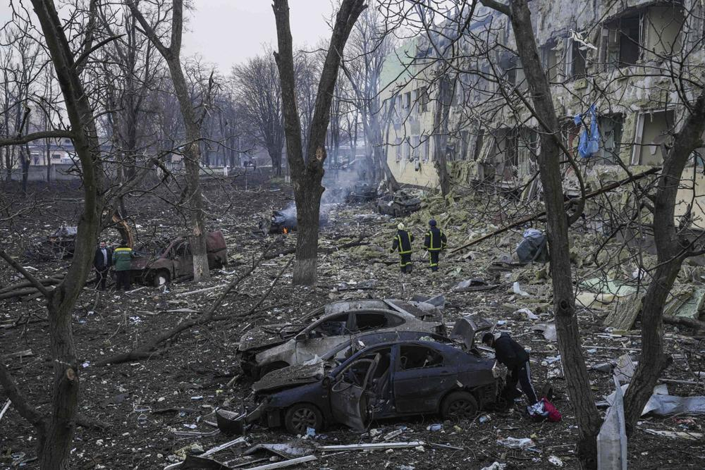 Nhân viên cấp cứu Ukraine làm việc bên cạnh những thiệt hại do pháo kích bệnh viện phụ sản ở Mariupol