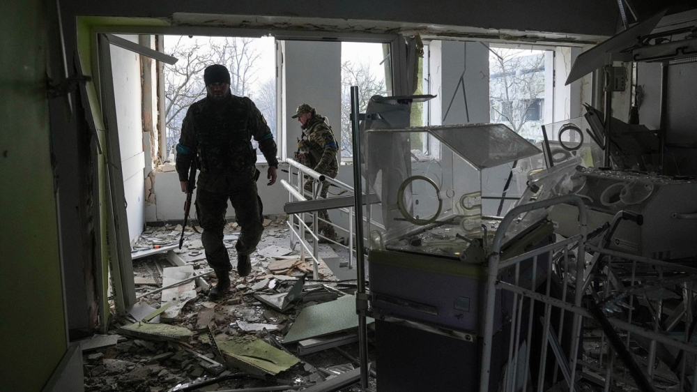 Quân nhân Ukraine kiểm tra bệnh viện bị hư hại