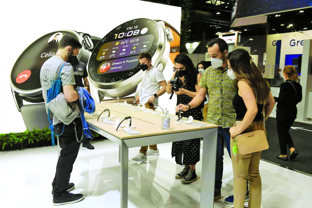 Các mẫu đồng hồ thông minh mới lạ là tâm điểm tại sự kiện Triển lãm Di động Toàn cầu  (Mobile World Congress) năm 2021, diễn ra tại Barcelona, Tây Ban Nha - ẢNH: AFP