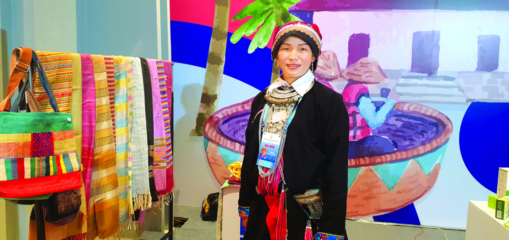 Chị Lý Hồng Thu đã bước đầu ứng dụng công nghệ thông tin để thúc đẩy hoạt động du lịch, làm giàu từ vùng đất khó - ẢNH: HUYỀN ANH