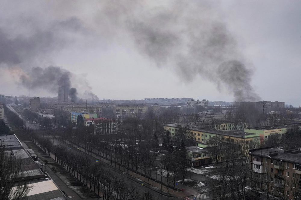 Khói bốc lên ở nhiều nơi sau trận pháo kích ở Mariupol