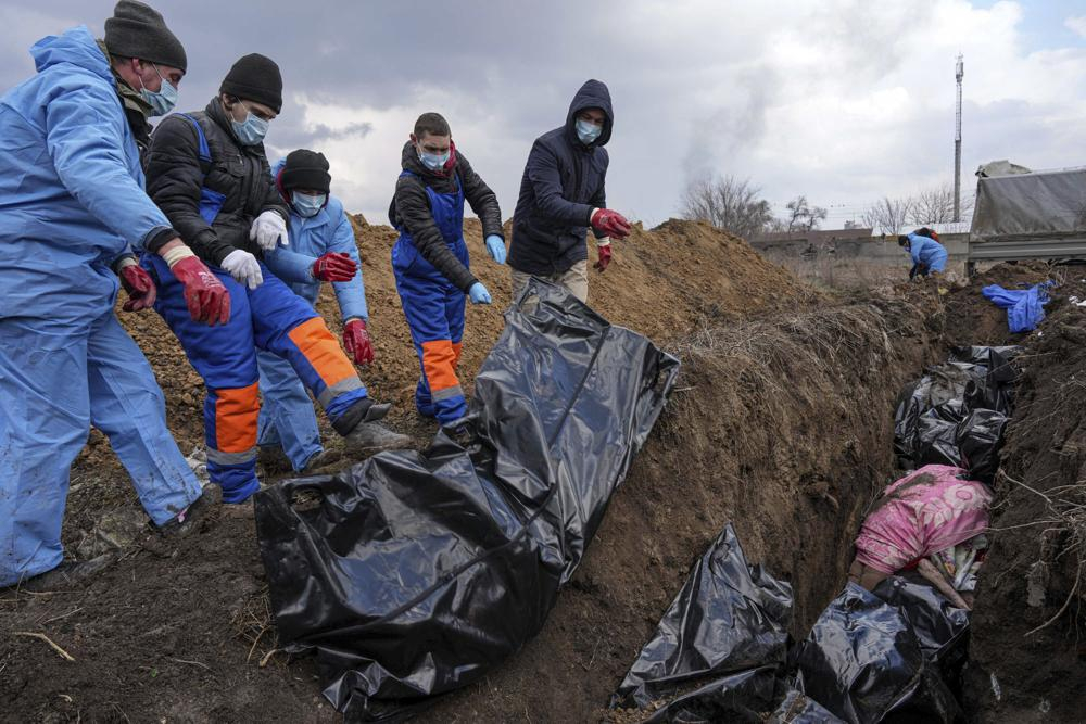 Xác chết được thả vào một ngôi mộ tập thể ở ngoại ô Mariupol khi người dân không thể tổ chức tang lễ cho người thân giữa làn bom đạn
