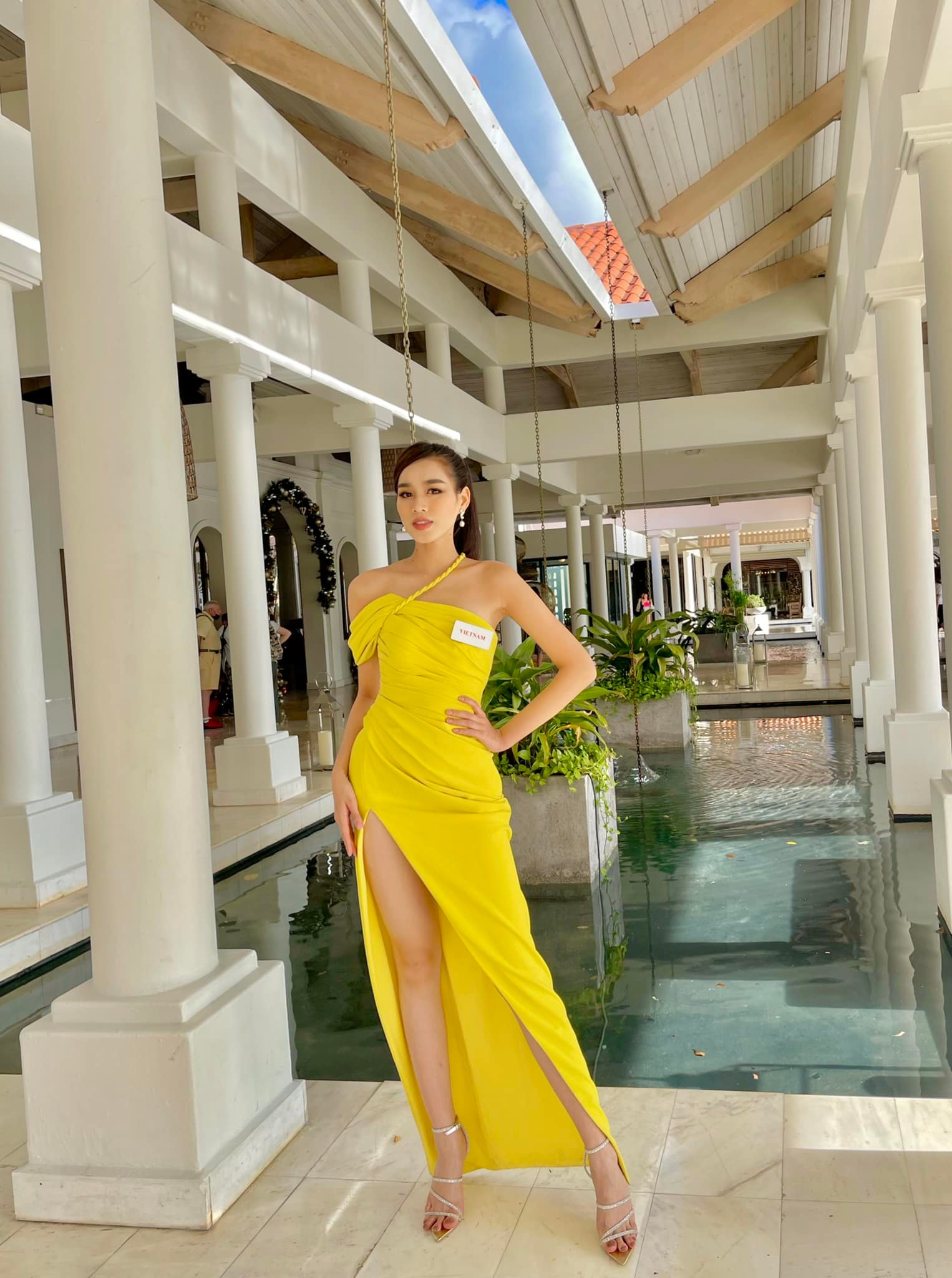 Đỗ Thị Hà cũng thường xuất hiện với trang phục màu vàng. Chiếc váy của NTK Lê Thanh Hoà từng giúp cô tạo ấn tượng với bạn cùng thi tại Hoa hậu Thế giới. Sau đó, Đỗ Thị Hà đã tặng cho đại diện Mexico khi cô gái này đề nghị mua váy.