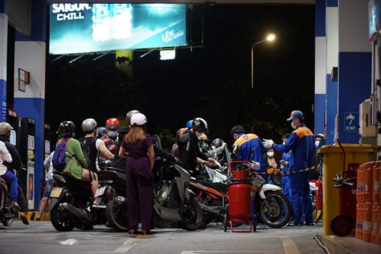 Petrolimex - Cửa hàng xăng dầu số 13 (vòng xoay Phú Lâm) đông nghịt khách ra vào đổ xăng