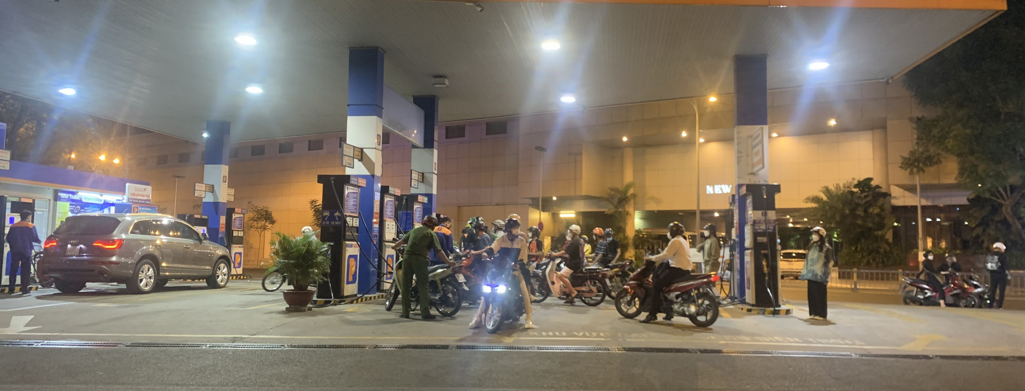Dù đã 23g khuya nhưng cây xăng góc đường Phạm Hồng Thái - Lê Thánh Tôn vẫn rất đông khách hàng chờ vào đổ xăng