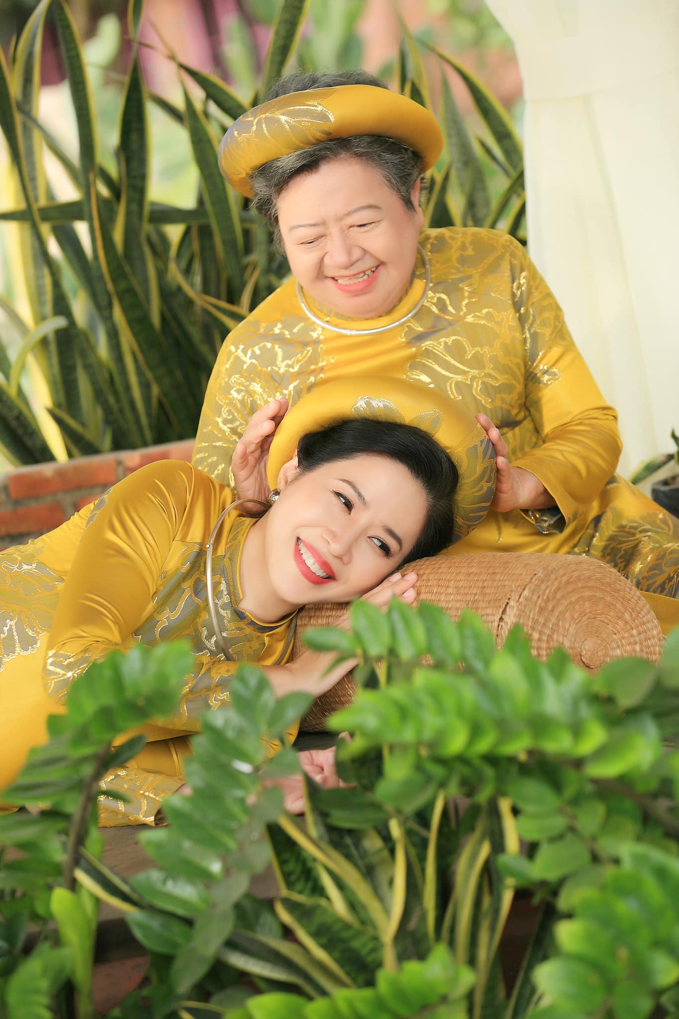 MC Quỳnh Hoa là một trong những đại sứ của Lễ hội Áo dài TPHCM 2022. Chị liên tục chia sẻ hình ảnh mặc áo dài trên trang cá nhân để hưởng ứng sự kiện này. Trong ảnh chị và mẹ 