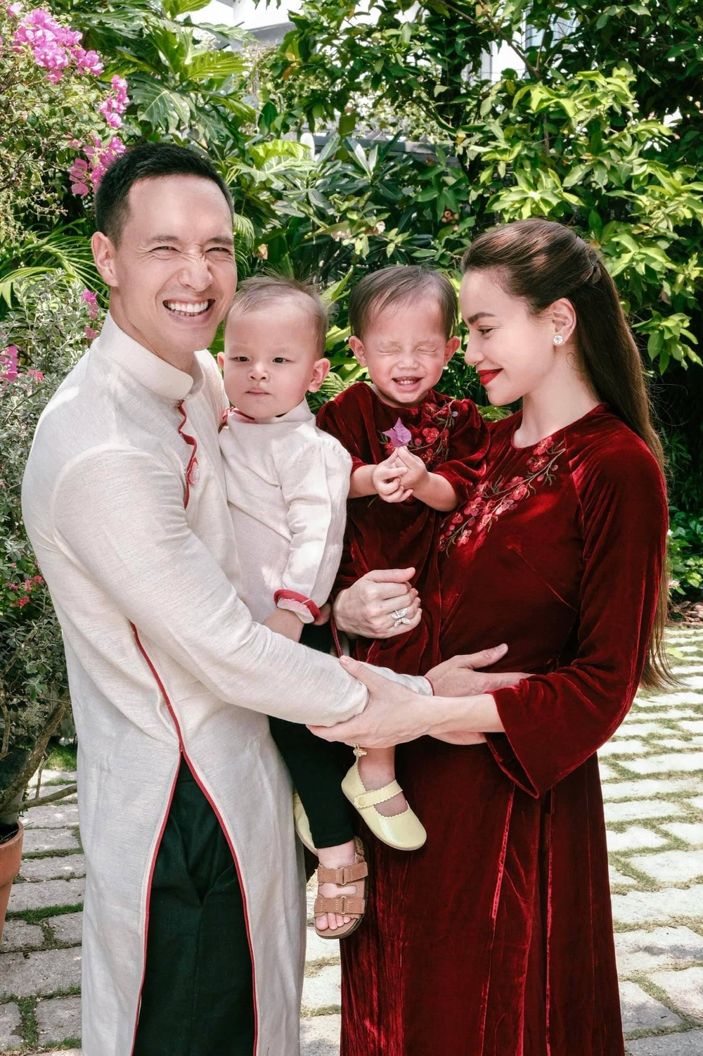 Gia đình ca sĩ Hồ Ngọc Hà - diễn viên Kim Lý diện áo dài với tông màu đỏ, trắng làm chủ đạo. 