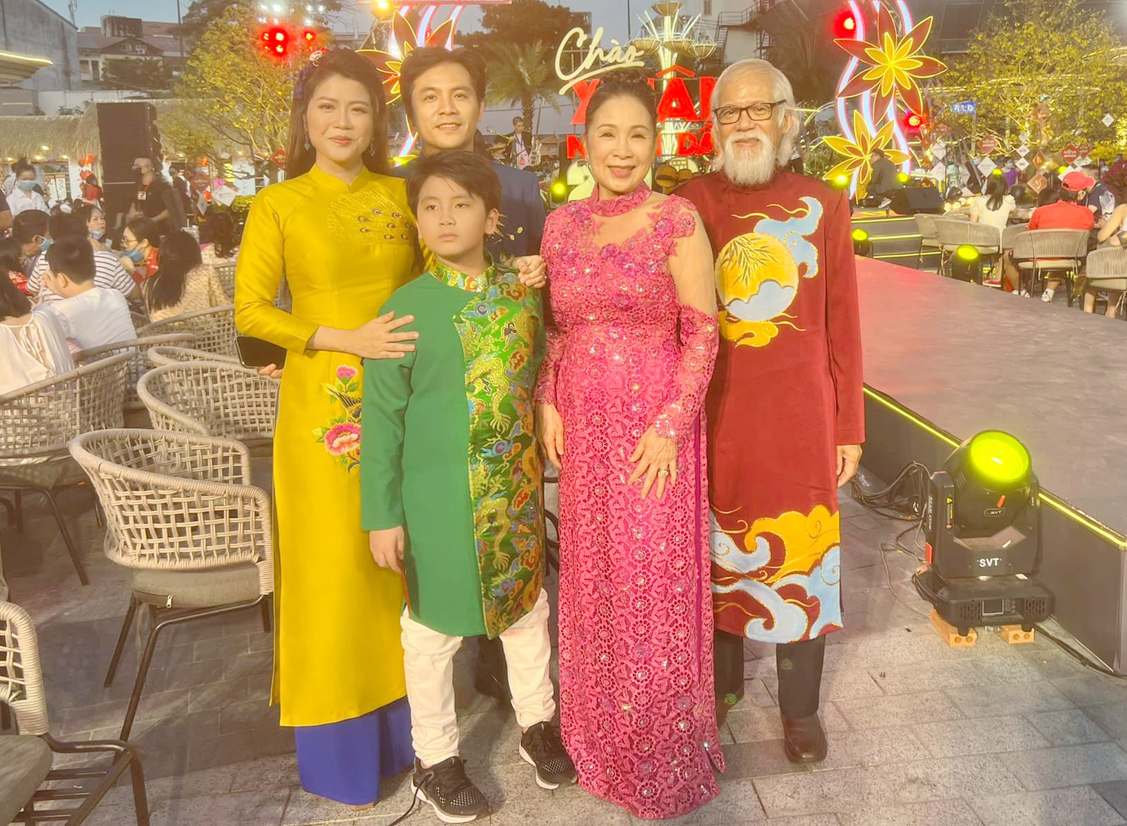 NSND Kim Xuân và gia đình thế hệ diện áo dài khi tham gia một sự kiện. 