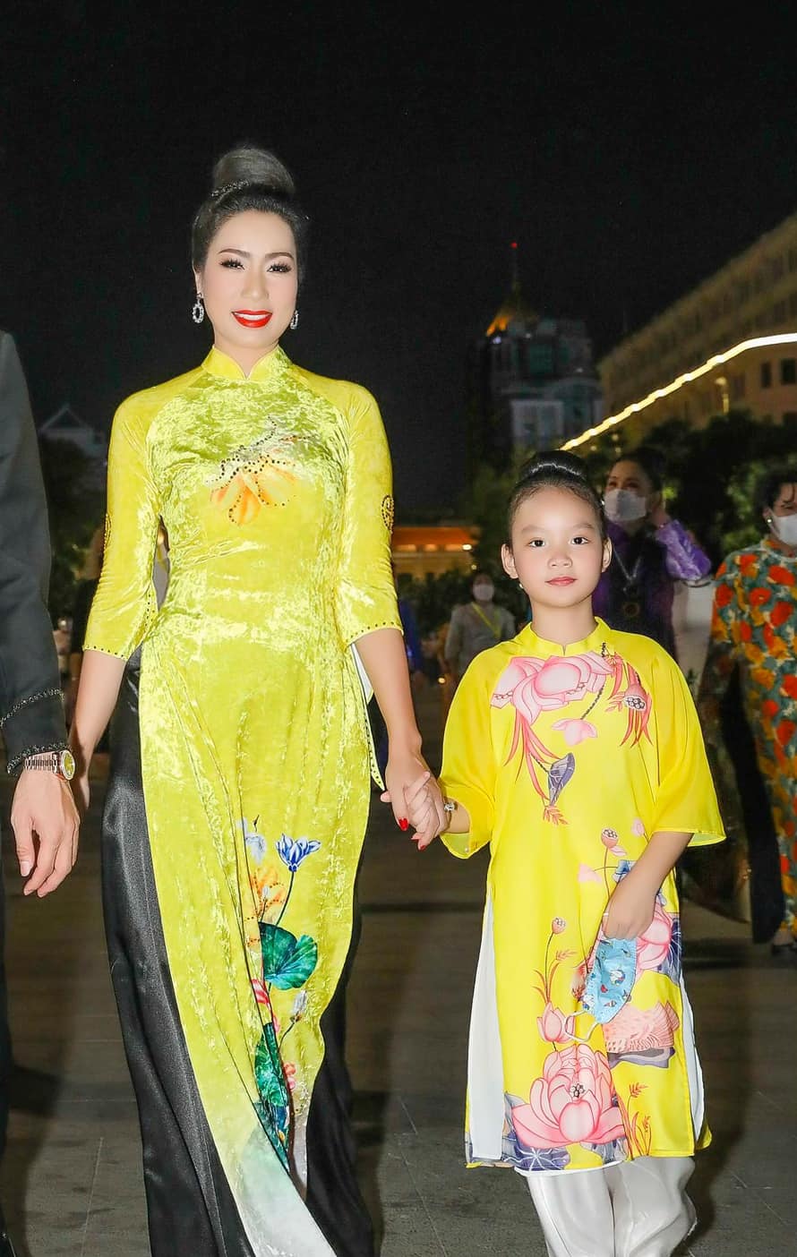 NSƯT Trịnh Kim Chi và con gái - bé Ánh Vy diện áo dài màu vàng rực rỡ. Vừa qua, chị và con gái cũng trình diễn trong BST của NTK Việt Hùng trong đêm khai mạc Lễ hội Áo dài TPHCM