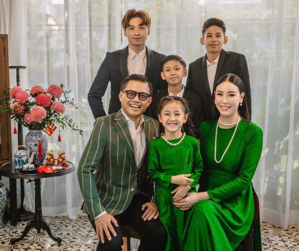 Trước đó, chị và con gái Vivian cũng diện áo dài trong dịp mừng sinh nhật ông xã - doanh nhân Huỳnh Trung Nam.