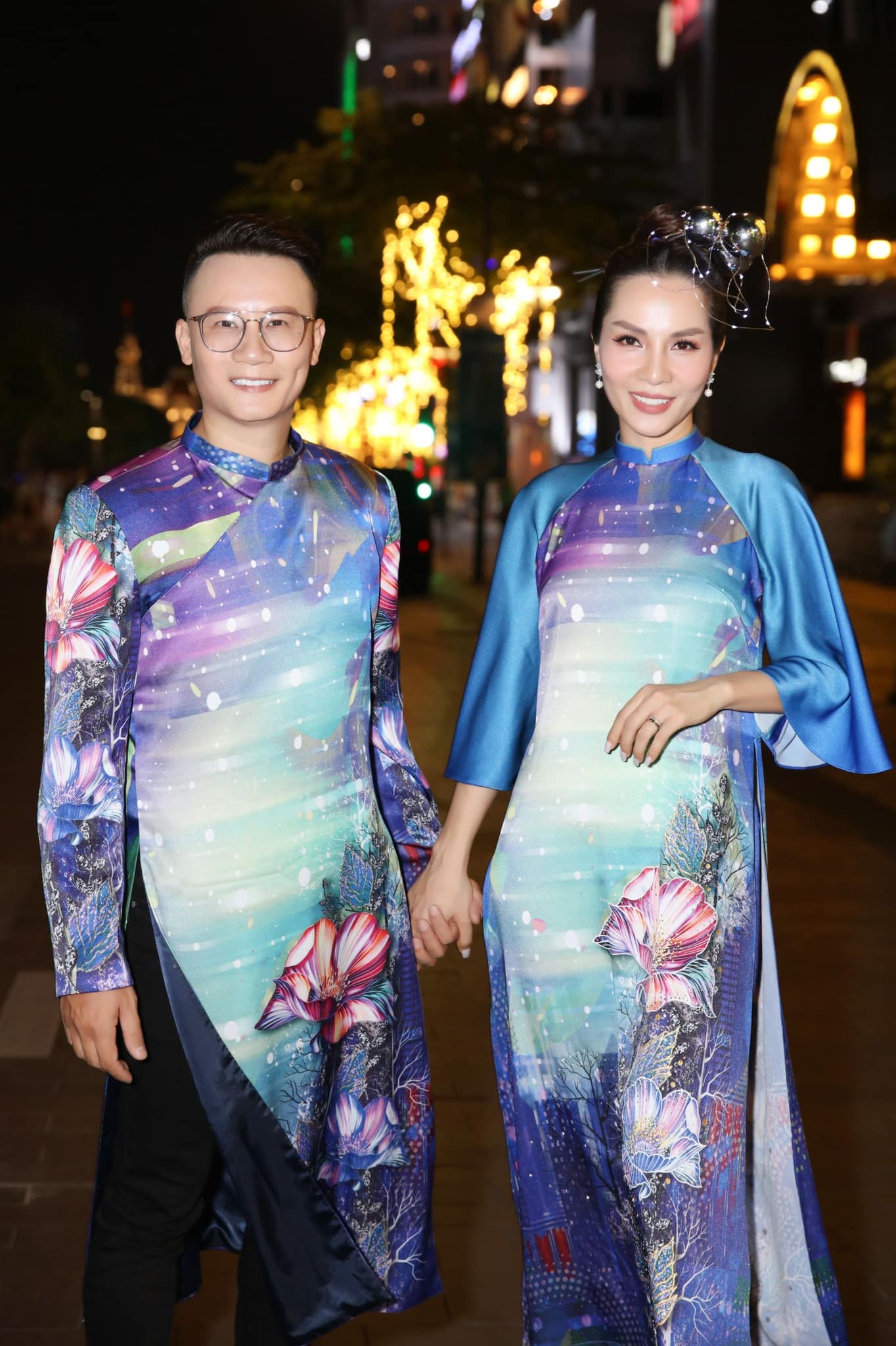 Gia đình 3 thế hệ của ca sĩ Hoàng Bách cũng là một trong những đại sứ của lễ hội năm nay. Anh và vợ - cựu người mẫu Thanh Thảo diện áo dài 