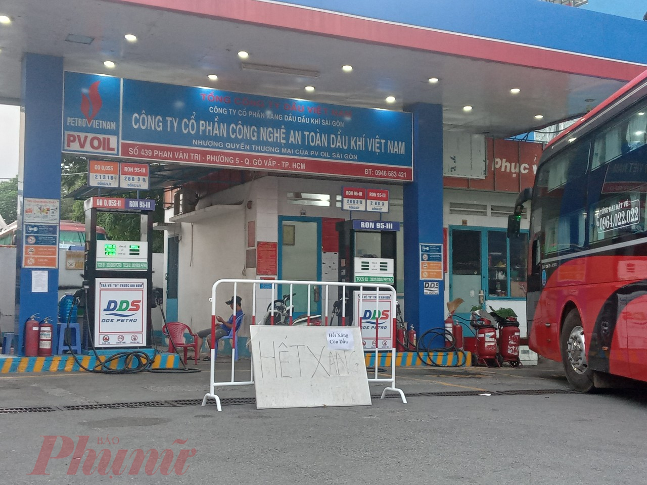 , cửa hàng kinh doanh xăng dầu tại số 439 Phan Văn Trị, phường 5, quận Gò Vấp, TP.HCM trưng bảng “hết xăng”. 
