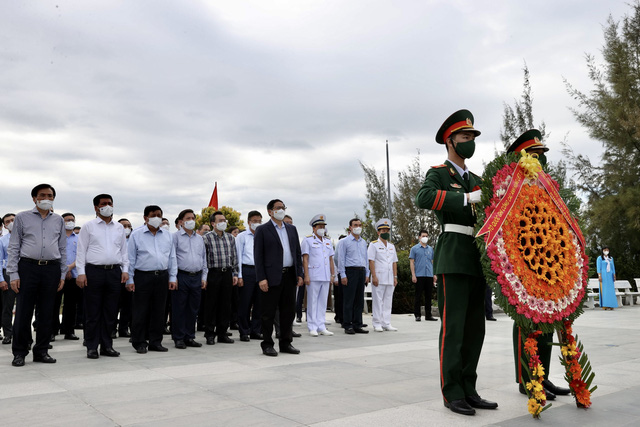 Thủ tướng Phạm Minh Chính và đoàn công tác Trung ương đã tới dâng hương, dâng hoa tại Khu tưởng niệm chiến sĩ Gạc Ma. Ảnh: VGP