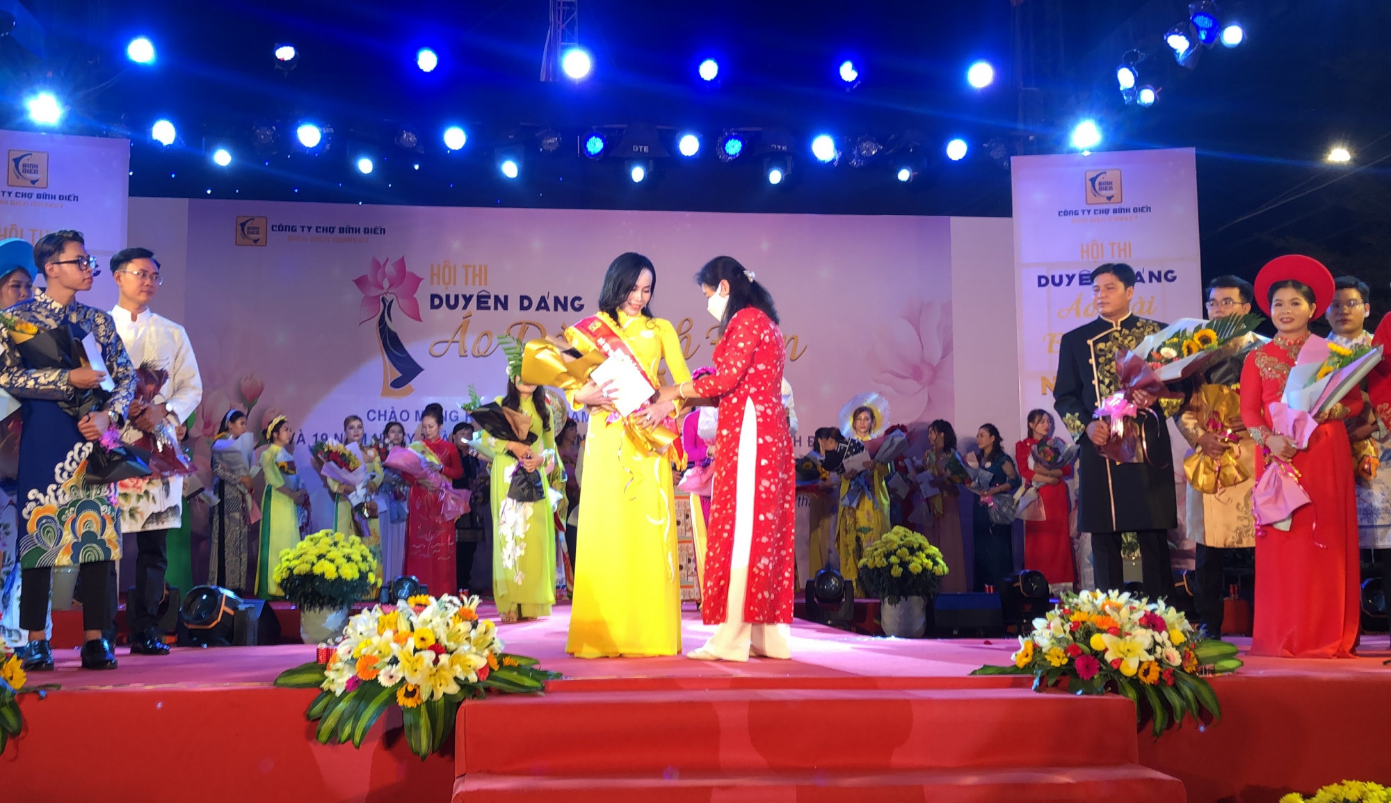 Bà Lý Việt Trung - Tổng biên tập Báo Phụ Nữ TPHCM - trao giả cho thí sinh đạt giải nhất bảng B. Ành: Quốc Ngọc