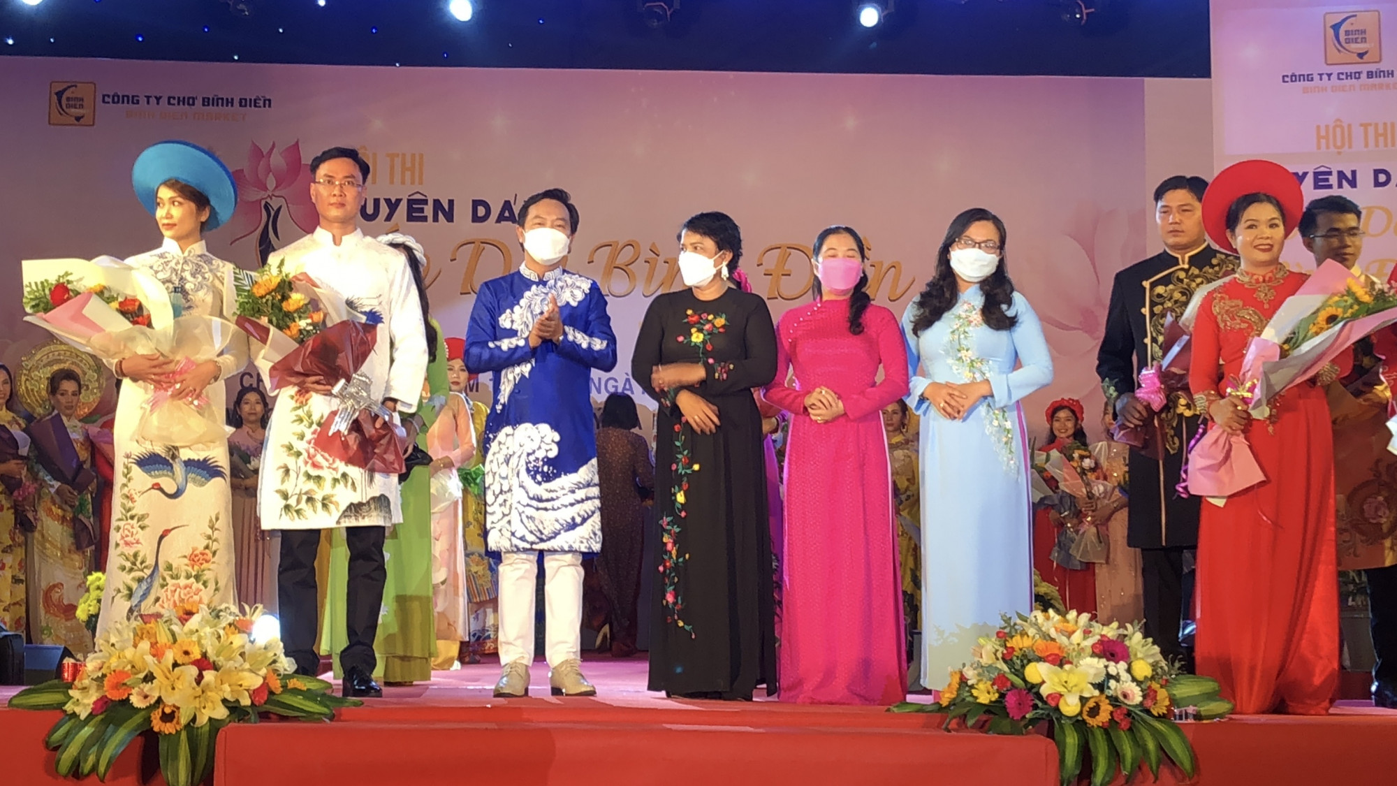 Ông Phan Thành Tân - Giám đốc Công ty Quản lý và Kinh doanh chợ Bình Điền (áo dài xanh) trao giải cho các thí sinh. Ảnh: Quốc Ngọc
