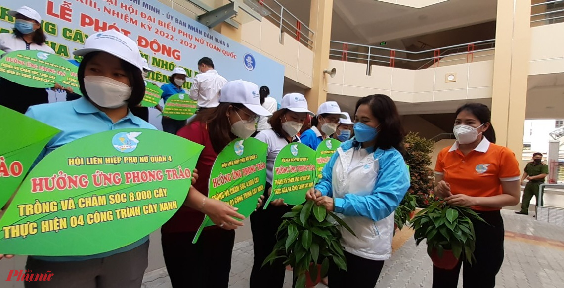 Phó Bí thư - Chủ tịch HĐND TPHCM Nguyễn Thị Lệ tặng cây xanh cho các cơ sở Hội tham gia lễ phát động 