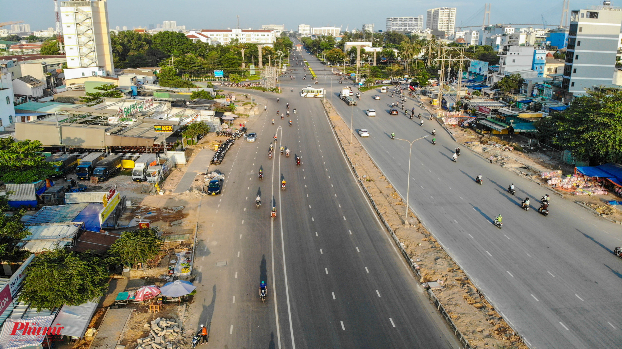 Đường Nguyễn Văn Linh đoạn qua khu vực trên dẫn vào Khu chế xuất Tân Thuận và gần cầu Phú Mỹ kết nối quận 7 qua TP Thủ Đức, mỗi ngày luôn nhiều xe qua lại.